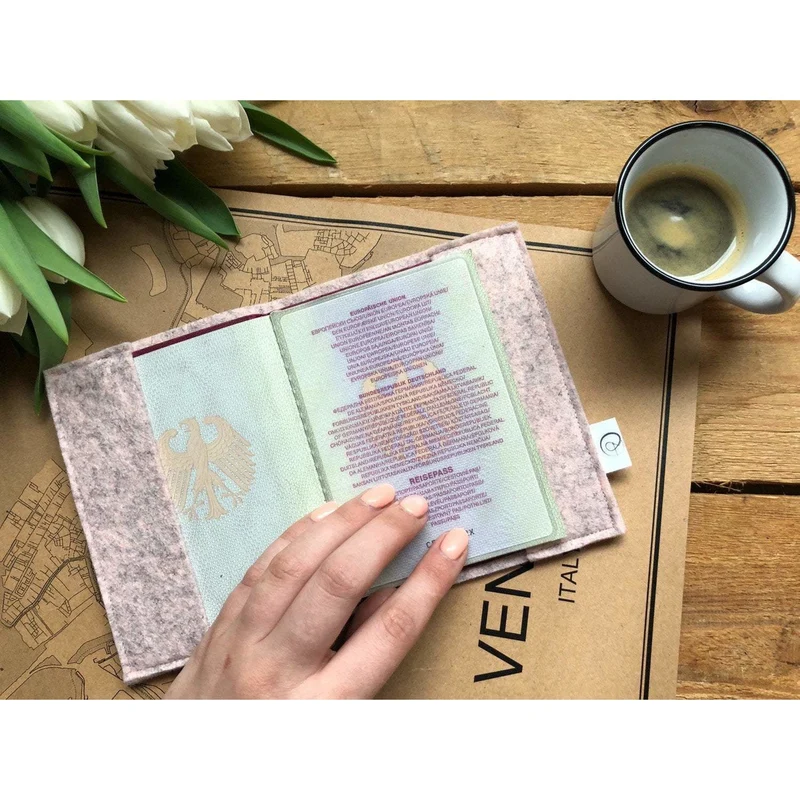 Puderfarbene Reisepasshülle - Wanderlust Puder | puderfarbene Passhülle aus Filz für Deine nächste Reise | Hülle für Reisepass
