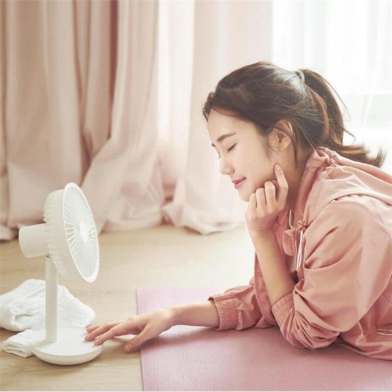 Mobiler Schreibtisch Ventilator mit integriertem Licht und wiederaufladbarem Akku (4000mAh) um 60 Grad drehbar