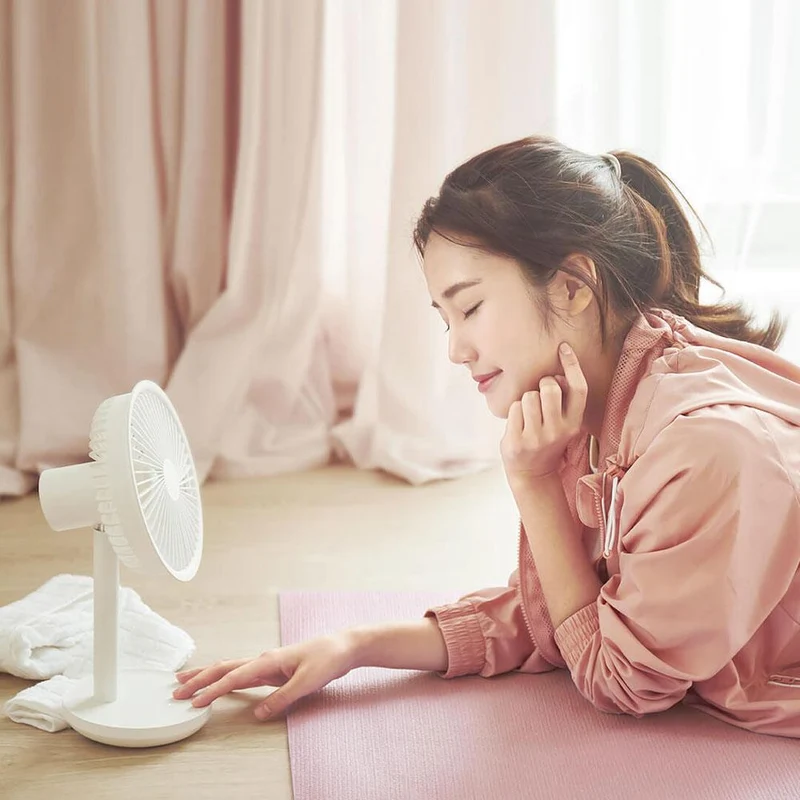 Mobiler Schreibtisch Ventilator mit integriertem Licht und wiederaufladbarem Akku (4000mAh) um 60 Grad drehbar