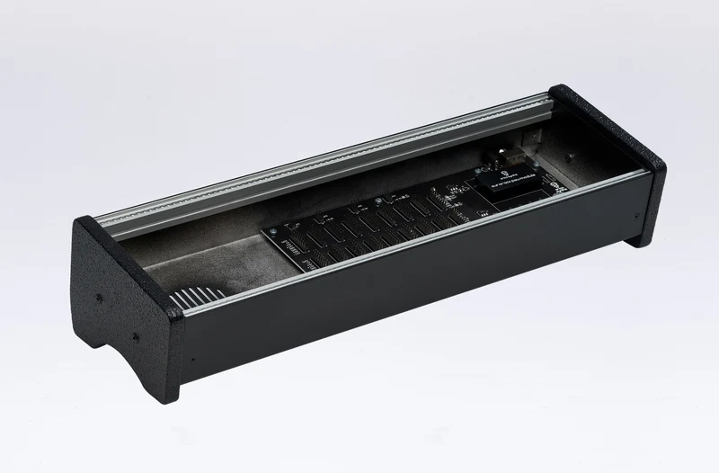Erica Synths Erica Synths 1 x 84HP skiff case with integrated PSU: black side panels (EU plug)
