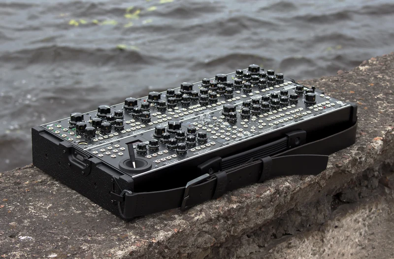 Erica Synths 2 x 104HP Aluminium travel case with integrated PSU (EU plug)