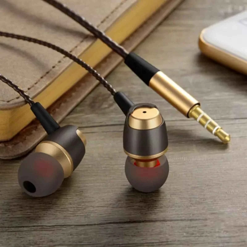 In-Ear Kopfhörer R4 – Mega Bass Klang, kabelgebunden + Hardcase