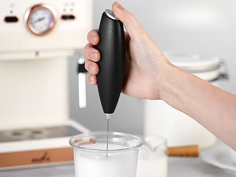 Elektrischer Milchaufschäumer mit Ständer – Mini Handmixer für Kaffee, Latte, Cappuccino und Kakao