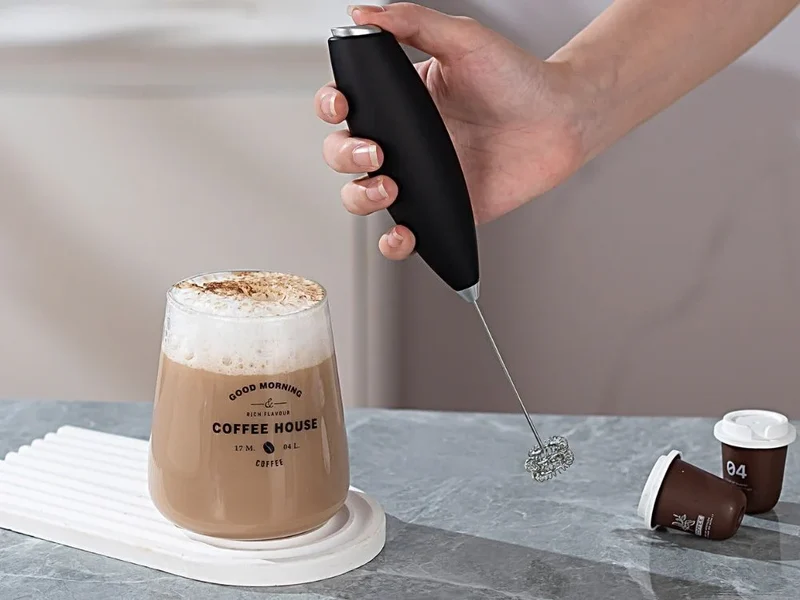 Elektrischer Milchaufschäumer mit Ständer – Mini Handmixer für Kaffee, Latte, Cappuccino und Kakao