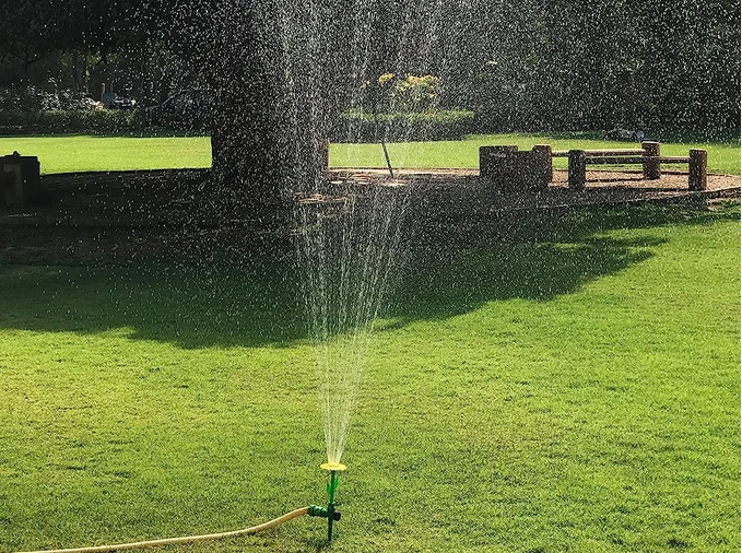 Garten Sprinkler Sonnenblume mit Erdspieß – Dekorativer Rasensprenger für Gartenbewässerung, Rasen und Blumenbeete