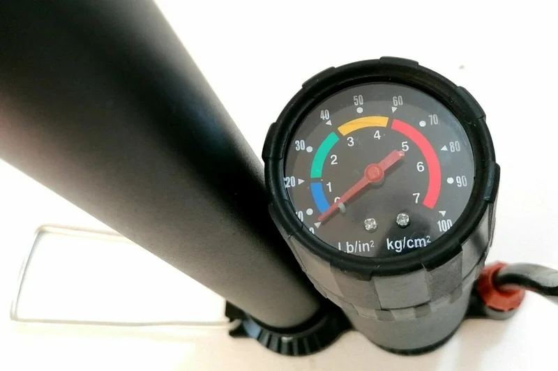 Fahrrad Standpumpe 7 Bar mit Manometer Universalventil & 2 Adapter Schwarz