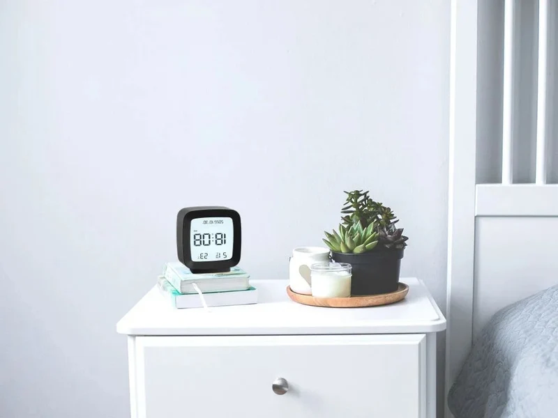 Digitaler Wecker mit LCD Display – Temperatur, Luftfeuchtigkeit, Datum und Schlummerfunktion in Schwarz