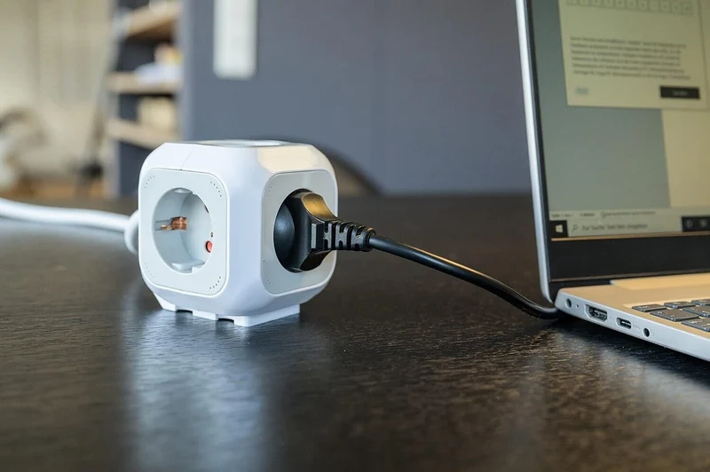 Brennenstuhl Alea-Power Steckdosenblock/Steckdosenwürfel 4-Fach (mit 1,4m Kabel)