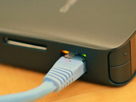 VIVANCO Hochwertiges CAT5e Netzwerkkabel, 20 m, RJ45 Stecker, Voll geschirmt, Gigabit-fähig, Weiß