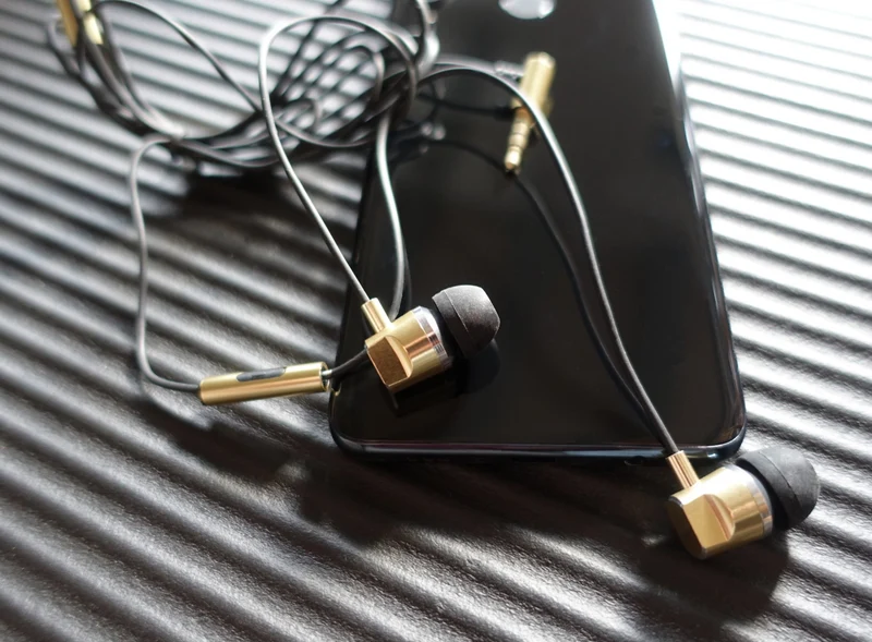 In-Ear Kopfhörer mit gewinkeltem Klinkenanschluss