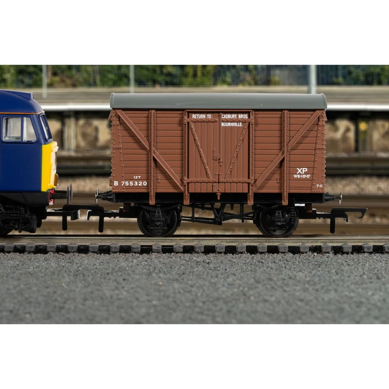 Hornby OO BR EX SR Box Van Cadbury B755320